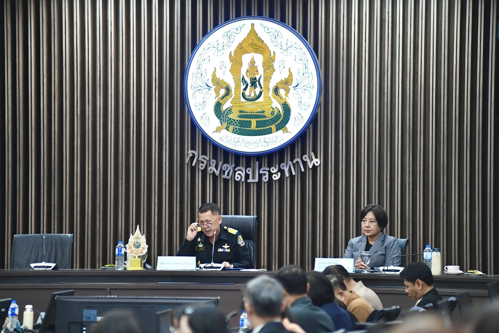 รองเลขาธิการ มกอช.  เข้าร่วมรับฟังการนำเสนอรายงานข้อเสนอแนวทางการแก้ไขปัญหาราคาสินค้าเกษตรตกต่ำ (การสร้างเสถียรภาพราคาสินค้าเกษตร) ของคณะกรรมการแก้ไขปัญหาราคาสินค้าเกษตรตกต่ำ ณ ห้องประชุมธารทิพย์ 01 กรมชลประทาน กรุงเทพมหานคร  ในวันที่ 27 พฤษภาคม 2568