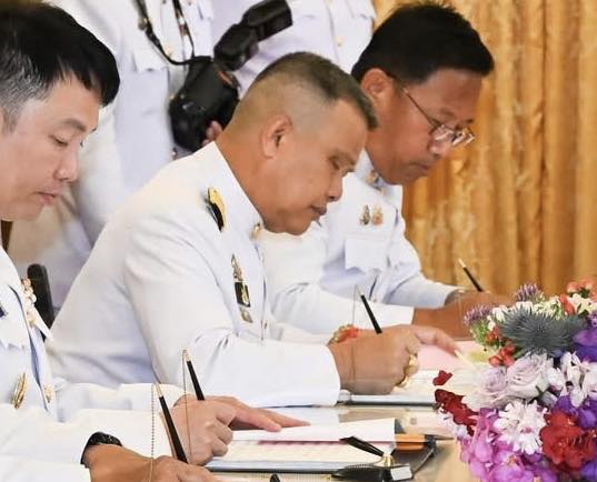 เลขาธิการ มกอช. ร่วมทูลเกล้าทูลกระหม่อมถวายแจกันดอกไม้ เบื้องหน้าพระฉายาลักษณ์ สมเด็จพระนางเจ้า ฯ พระบรมราชินี พร้อมลงนามถวายพระพร สมเด็จพระนางเจ้า ฯ พระบรมราชินี เนื่องในโอกาสวันเฉลิมพระชนมพรรษา 3 มิถุนายน 2568 ณ ศาลาสหทัยสมาคม ในพระบรมมหาราชวัง