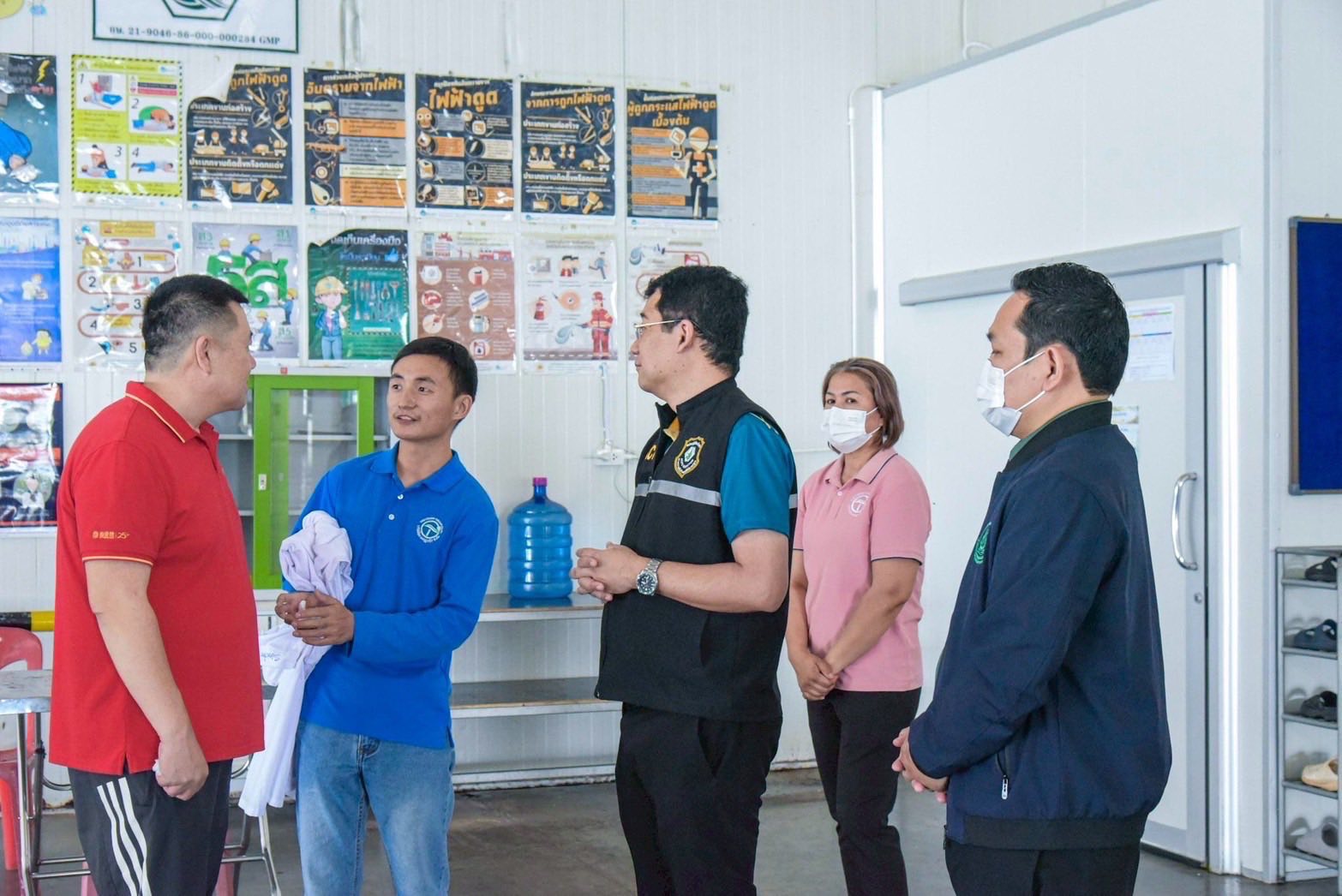 รองเลขาธิการ มกอช. และเจ้าหน้าที่ มกอช. เข้าตรวจเยี่ยมสถานที่ผลิตทุเรียนแช่เยือกแข็ง ในจังหวัดชุมพรซึ่งเป็น ผู้ได้รับใบอนุญาตผลิตทุเรียนแช่เยือกแข็งเพื่อการส่งออกตามมาตรฐานบังคับ มกษ.9046-2560 ในวันที่ 10 มิถุนายน 2568